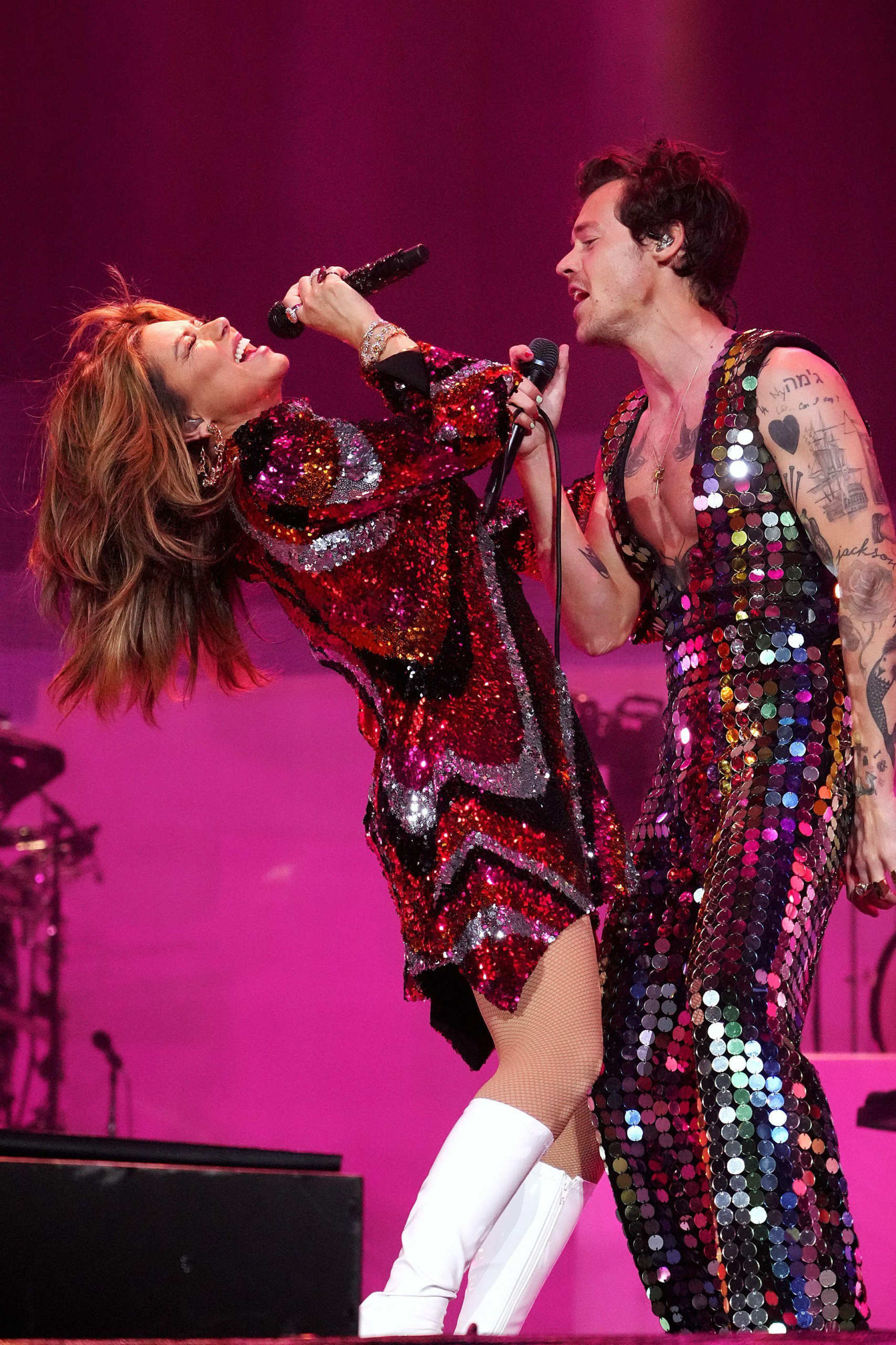 Shania Twain dazzled at the 2026 ACM Awards with bold fashion looks, sparkling gowns, and dramatic accessories that sparked major online reactions.