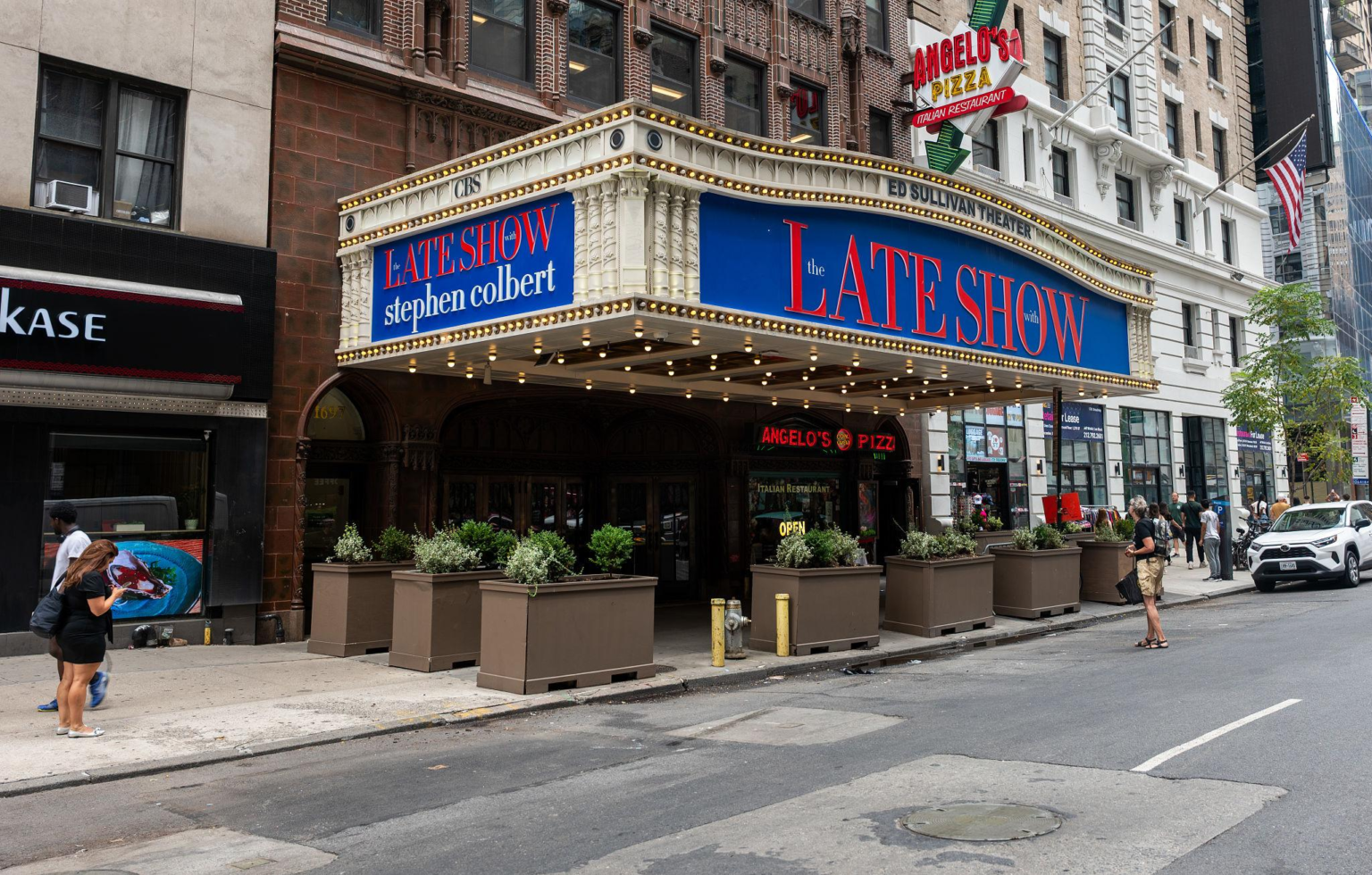Stephen Colbert’s last show airs May 21, 2026, ending CBS’s 33-year Late Show run with major guests and emotional farewells.