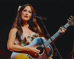 Explore Kacey Musgraves’ 2026 comeback, ACM Awards performance, new album Middle of Nowhere, tour expansion, and rising cultural influence.