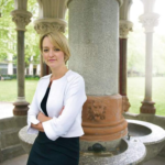 Laura Kuenssberg biography, net worth, age, career, husband, and family. Discover her BBC journey, achievements, and latest updates.