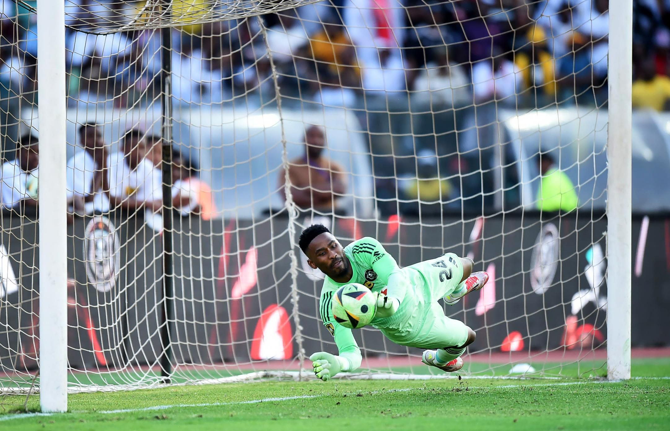 Sipho Chaine has equalled the PSL clean-sheet record and broken Orlando Pirates’ club mark during a tense title race with Sundowns.
